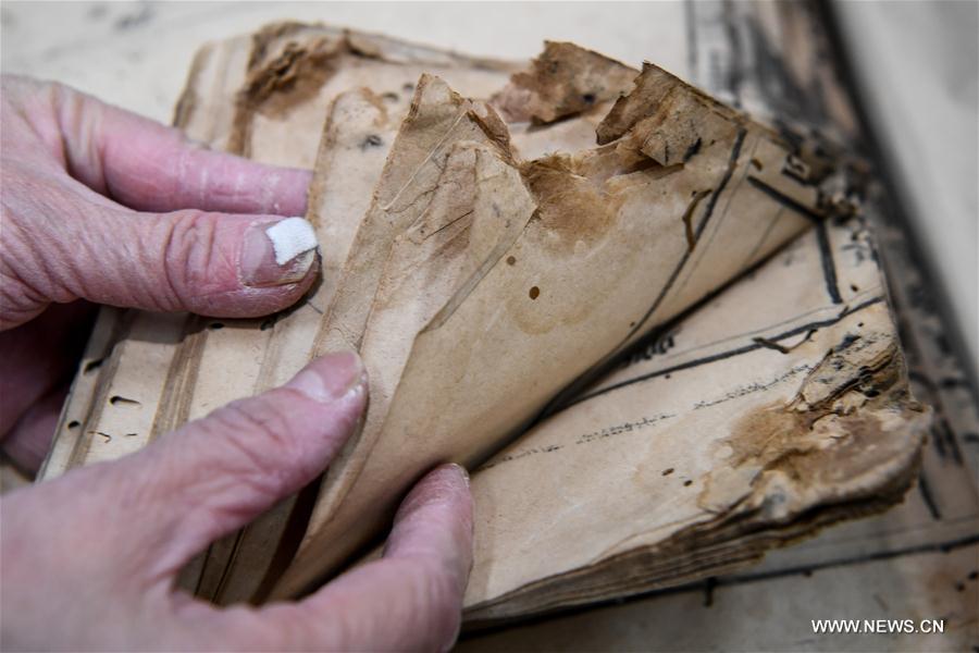 **CHINA-CHENGDU-ANCIENT BOOK REPAIRER (CN)