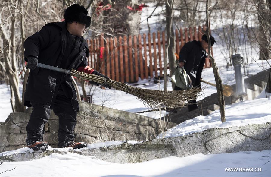 CHINA-SHAANXI-WEINAN-HUASHAN MOUNTAIN-SNOW CLEARING (CN)