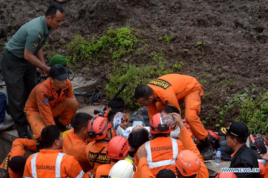 INDONESIA-TANGERANG-WALL COLLAPSE-EVACUATION 