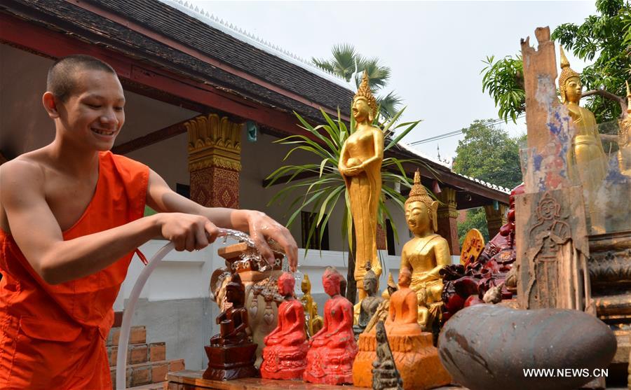 LAOS-LUANGPRABANG-BUDDHA STATUES-WASHING