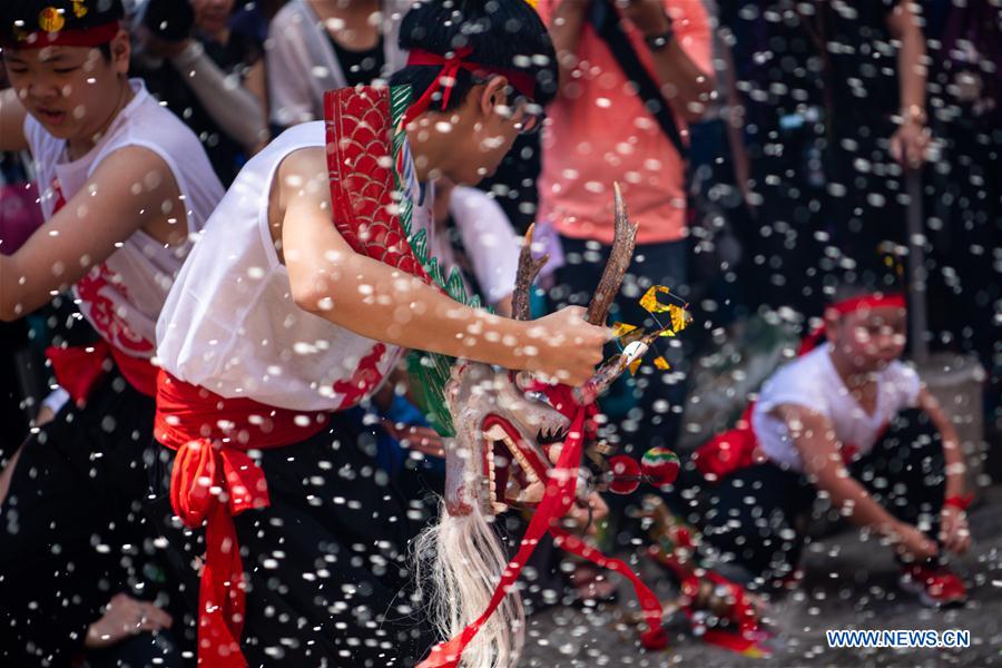 CHINA-MACAO-BIRTH OF BUDDHA-DRUNKEN DRAGON DANCE (CN)