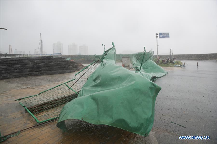 CHINA-SHANGHAI-TYPHOON AMPIL-LANDFALL(CN)