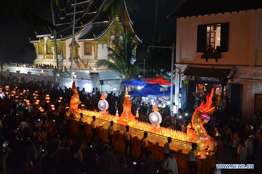 LAOS-LUANG PRABANG-LIGHT BOATS-PARADE