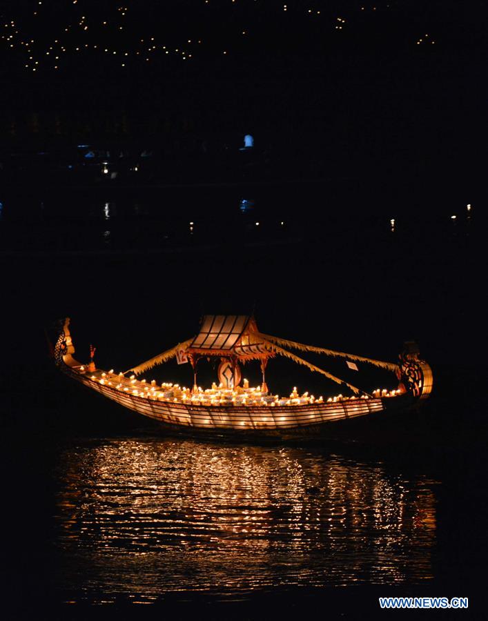 LAOS-LUANG PRABANG-LIGHT BOATS-PARADE