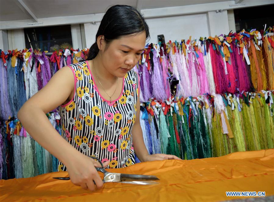 VIETNAM-HANOI-AO DAI