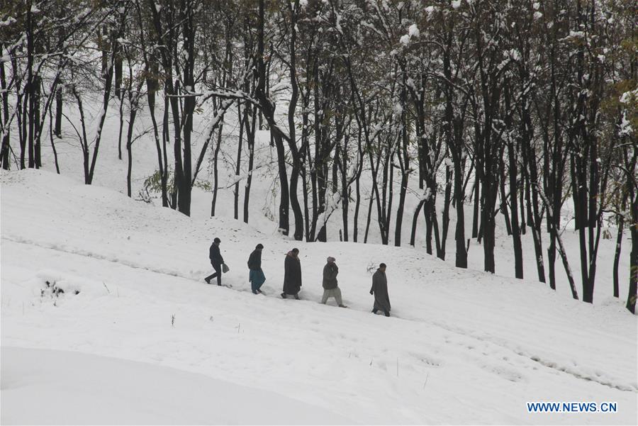 KASHMIR-SRINAGAR-SNOWFALL