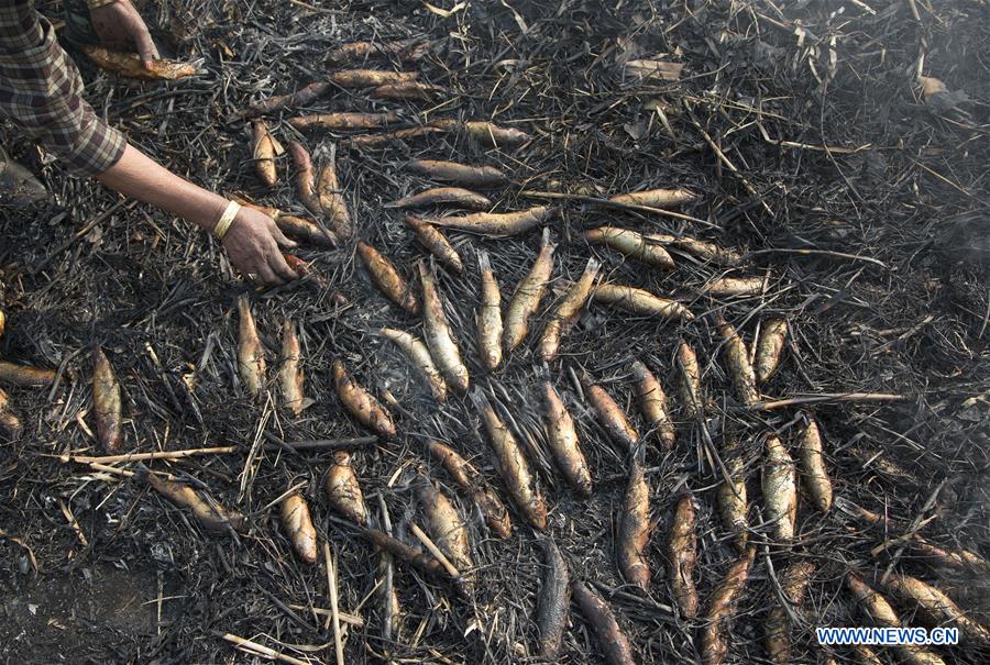 INDIA-KASHMIR-SRINAGAR-SMOKED FISH