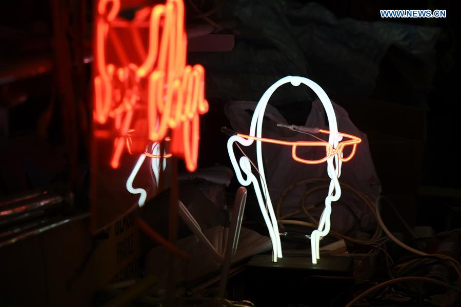 CHINA-HONG KONG-NEON LIGHT MAKER (CN)