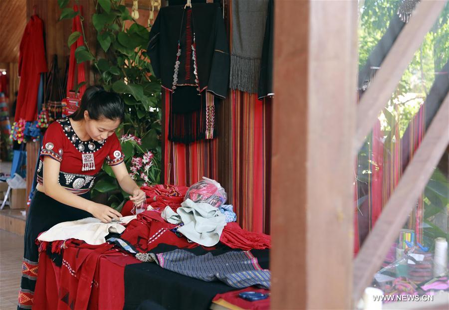 CHINA-YUNNAN-WA ETHNIC GROUP-WEAVING EXPERIENCE WORKSHOP (CN)