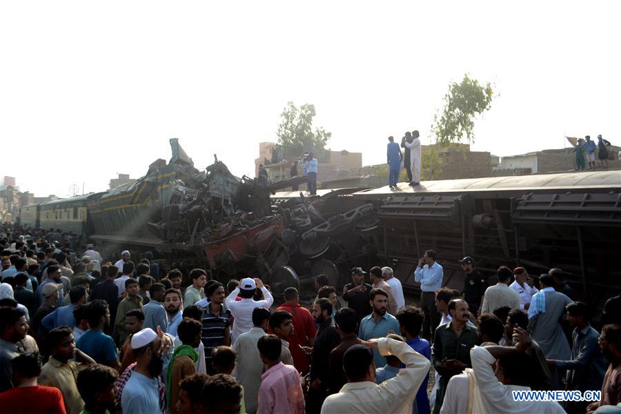 PAKISTAN-HYDERABAD-TRAIN-ACCIDENT