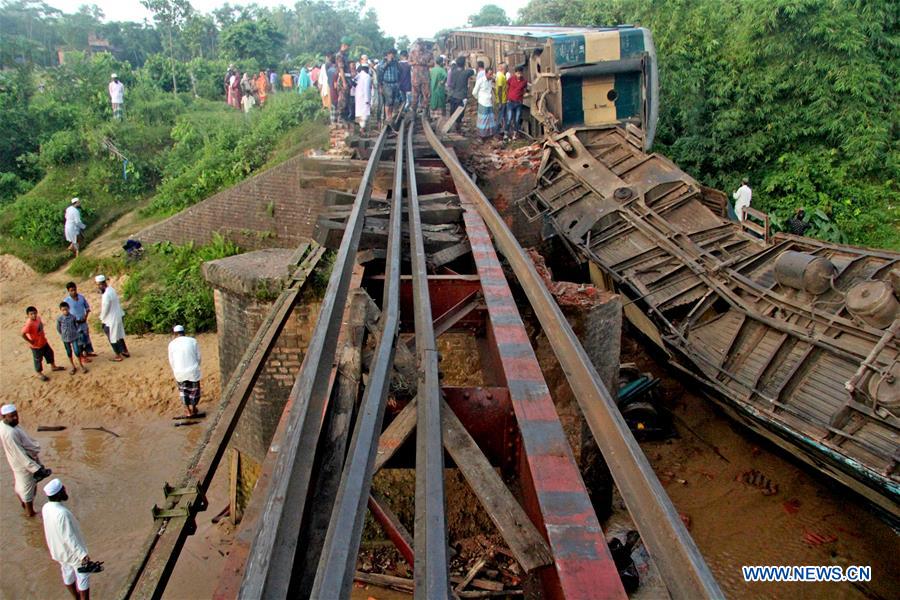 BANGLADESH-ACCIDENT-TRAIN DERAILMENT