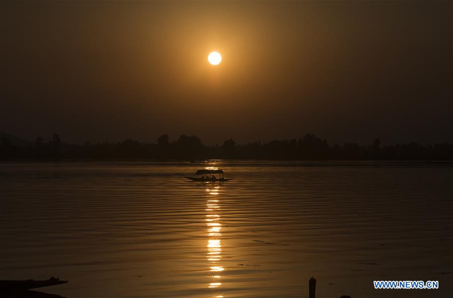 KASHMIR-SRINAGAR-DAILY LIFE-SUNSET