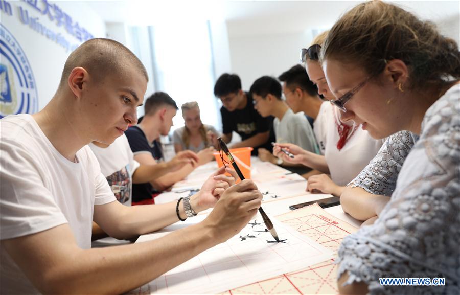 CHINA-LIAONING-DALIAN-BELARUS-STUDENT-CULTURE-EXCHANGE (CN)