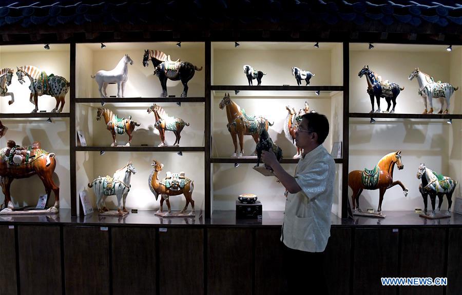 CHINA-HENAN-LUOYANG-TRI-COLORED GLAZED POTTERY-CRAFTSMAN (CN)