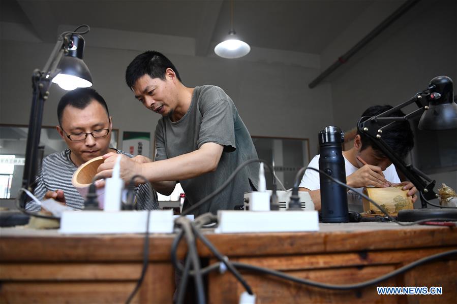 CHINA-ANHUI-HUANGSHAN-BAMBOO CARVER (CN)