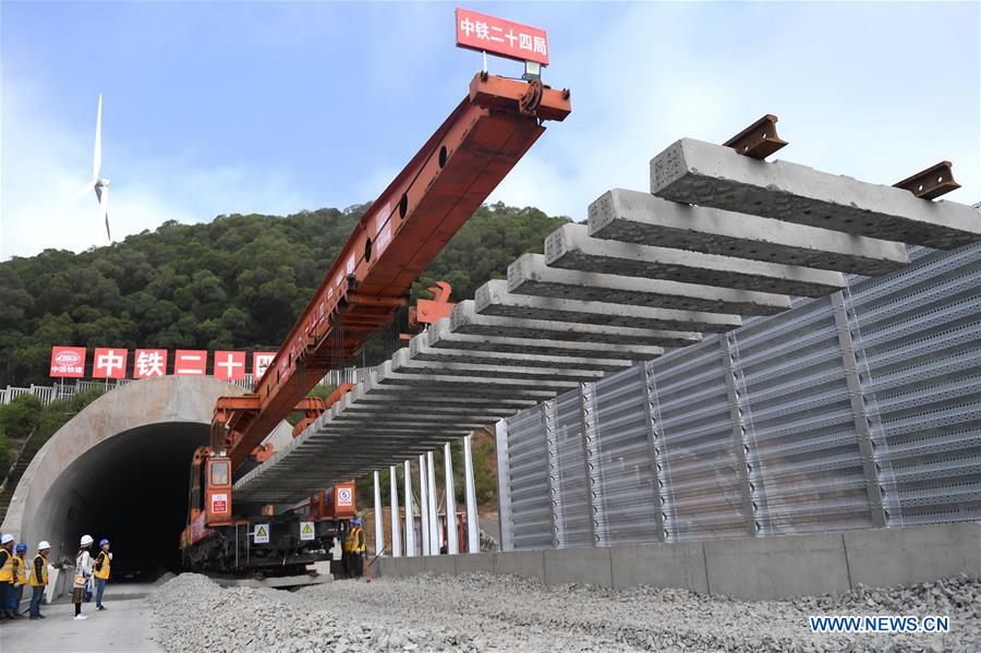 CHINA-FUJIAN-ROAD-RAIL BRIDGE-TRACK LAYING (CN)