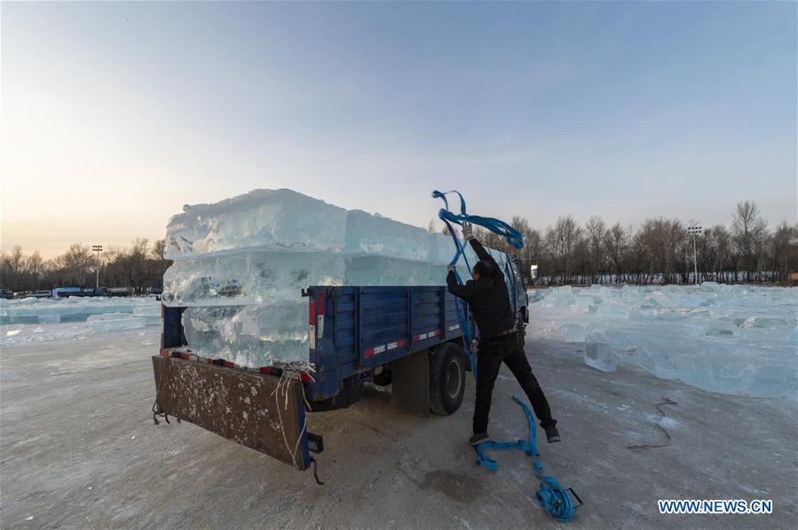 CHINA-HARBIN-ICE AND SNOW-WORKERS AND ARTISTS (CN)