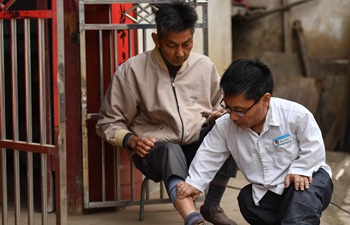 Pic story of dwarf doctor in east China's Jiangxi