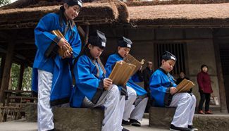 Chengdu citizens visit Du Fu Thatched Cottage to mark Human Day