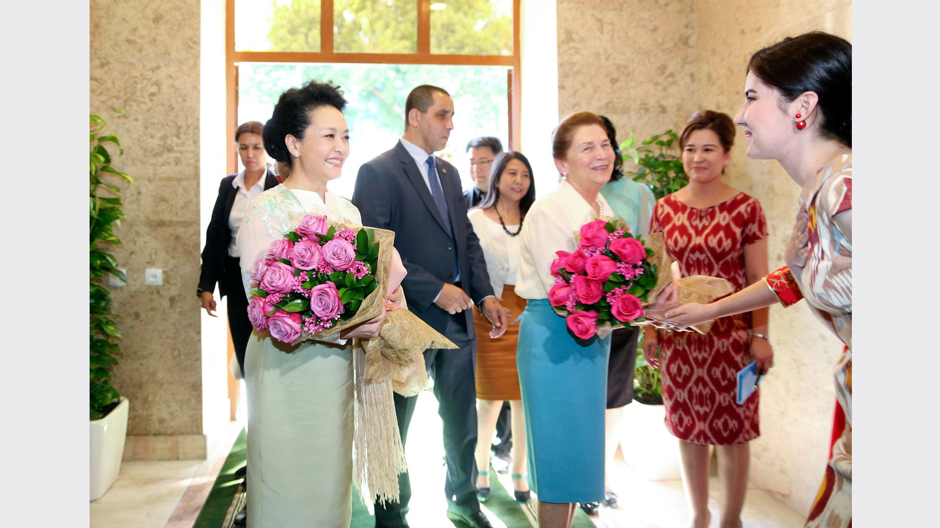 彭丽媛同乌兹别克斯坦总统夫人卡里莫娃共同参观塔什干孔子学院