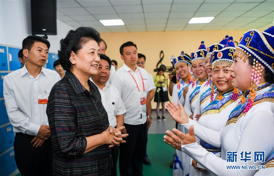 8月11日，中共中央政治局委员、国务院副总理、中央代表团副团长刘延东率中央代表团二分团，看望慰问乌兰察布各族干部群众，转达以习近平同志为核心的党中央的亲切关怀和全国人民的美好祝愿。这是刘延东在考察察哈尔社区时与居民们亲切交谈。新华社记者 连振 摄