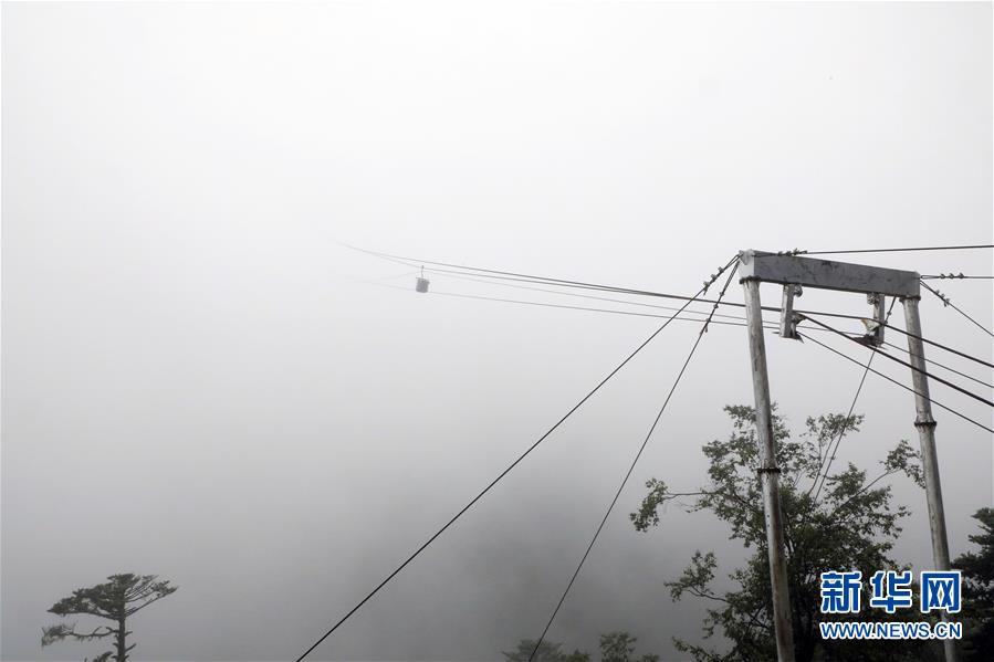 （图文互动）（8）特写：“八一”礼物，飞向云端哨所