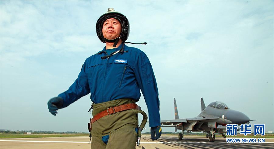 （新华全媒头条·图文互动）（1）战鹰，为祖国奋飞——记空军航空兵某旅旅长、特级飞行员郝井文