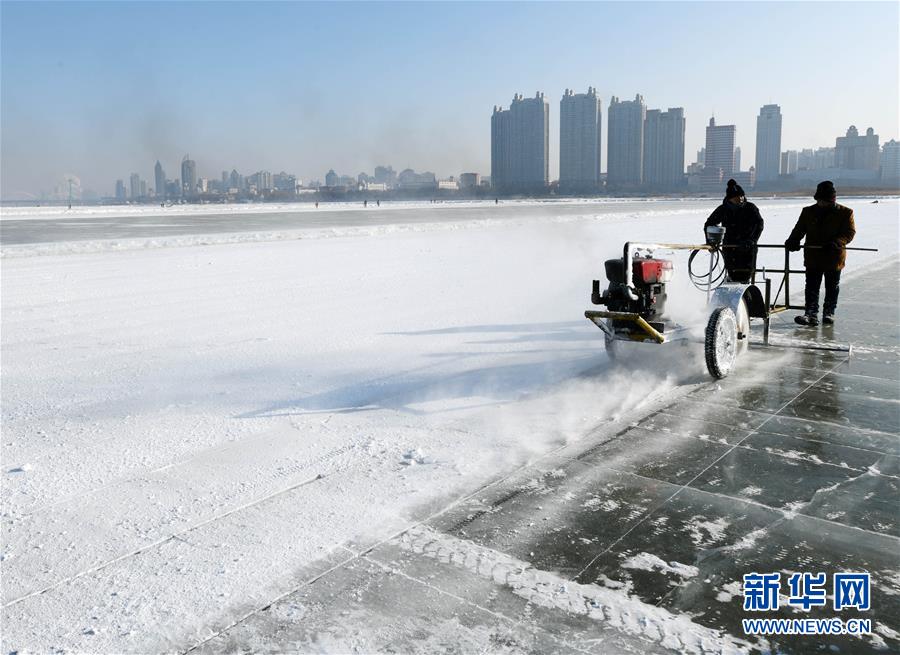 （图文互动）（3）寒冬采冰人：起早贪黑 “淘金”冰雪