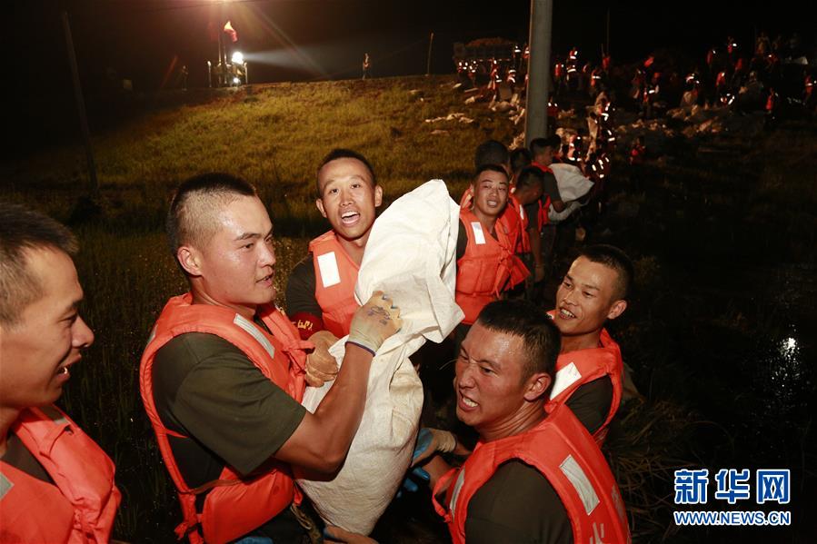 （防汛抗洪·图文互动）（8）洪水不退，子弟兵誓死不退——解放军和武警部队官兵参与洪涝灾害抢险救援记事