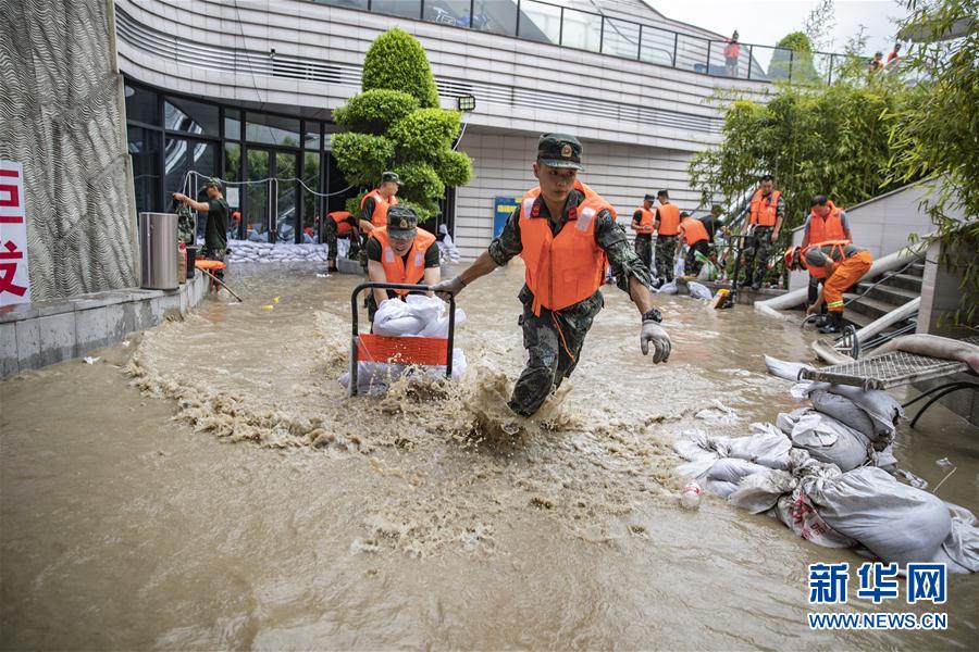 （防汛抗洪·图文互动）（4）筑起防大汛的坚强防线——重庆防御长江、嘉陵江过境洪峰现场记录