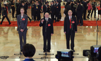 魏秋月、孟广禄、薛晨阳代表接受采访