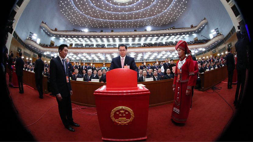 3月17日，人代会全体会议上代表在投票