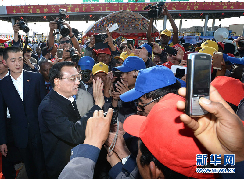 5月5日，中国国务院总理李克强与埃塞俄比亚总理海尔马里亚姆共同出席亚的斯亚贝巴-阿达玛高速公路一期竣工揭牌典礼，并为二期工程开工奠基剪彩。这是典礼结束后，李克强同工程施工人员亲切交谈。新华社记者 李涛 摄 