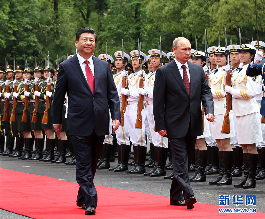 这是会谈前，习近平在上海西郊会议中心广场为普京举行欢迎仪式。 新华社记者 庞兴雷 摄 