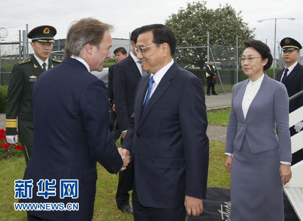 6月16日，应英国首相卡梅伦邀请，国务院总理李克强乘专机抵达伦敦希思罗机场，开始对英国进行正式访问。李克强总理夫人程虹同机抵达。这是英国政府高级官员到机场迎接李克强总理和夫人。新华社记者 黄敬文 摄