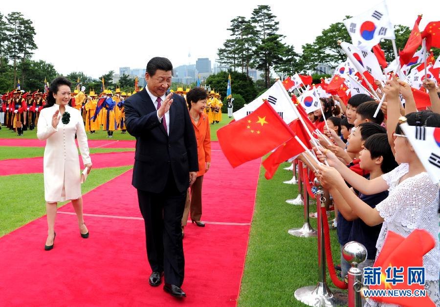 7月3日，国家主席习近平在首尔同韩国总统朴槿惠举行会谈?；崽盖?，朴槿惠在青瓦台总统府为习近平举行隆重欢迎仪式。 新华社记者饶爱民摄 