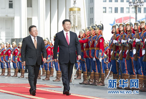 8月21日，国家主席习近平在乌兰巴托同蒙古国总统额勒贝格道尔吉举行会谈?；崽盖?，额勒贝格道尔吉在国家宫前广场为习近平举行隆重欢迎仪式。新华社记者 黄敬文 摄