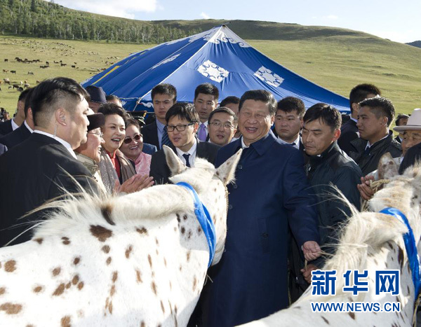 8月22日，国家主席习近平在蒙古国总统额勒贝格道尔吉陪同下前往乌兰巴托市郊观看那达慕。额勒贝格道尔吉向习近平夫妇赠送两匹蒙古马。习近平为两匹马分别取名阿尔泰和克鲁伦，寓意中蒙两国山水相连、睦邻友好。新华社记者 黄敬文 摄