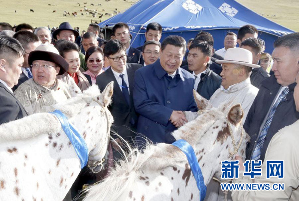 8月22日，国家主席习近平在蒙古国总统额勒贝格道尔吉陪同下前往乌兰巴托市郊观看那达慕。额勒贝格道尔吉向习近平夫妇赠送两匹蒙古马。习近平为两匹马分别取名阿尔泰和克鲁伦，寓意中蒙两国山水相连、睦邻友好。新华社记者 鞠鹏 摄