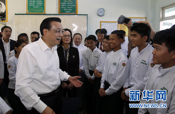 11月14日，中国国务院总理李克强来到内比都第十四中学同缅甸青少年交流。 新华社记者鞠鹏 摄 