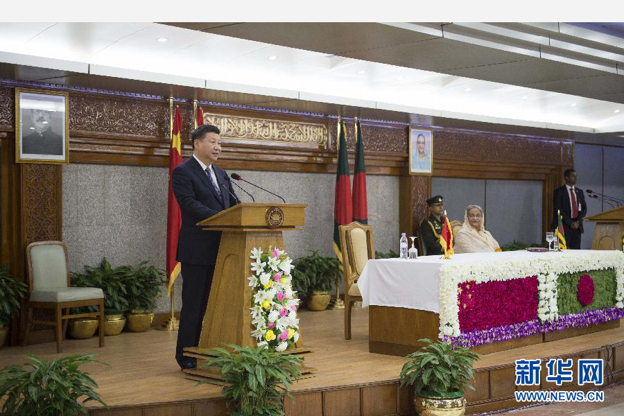 10月14日，国家主席习近平在达卡同孟加拉国总理哈西娜举行会谈。这是会谈后，两国领导人共同会见记者。 新华社记者谢环驰摄 