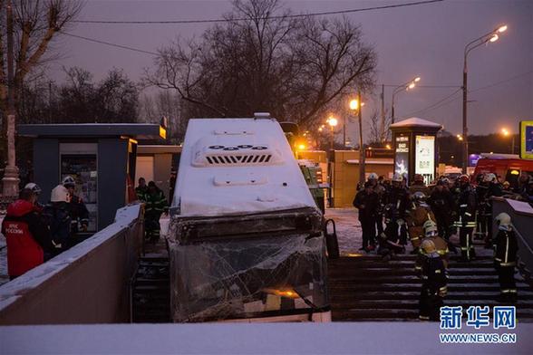 （国际）（1）莫斯科一公交车冲入地下通道致5人死亡