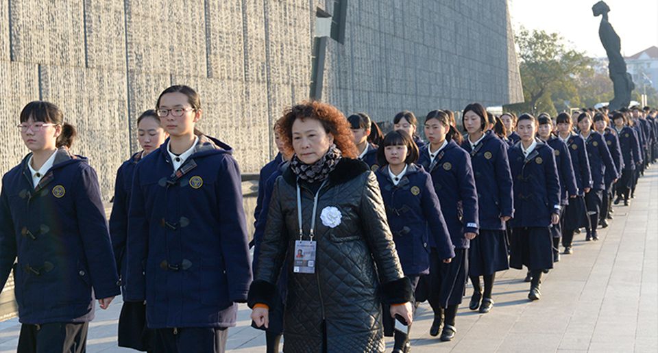 参加国家公祭仪式的学生入场